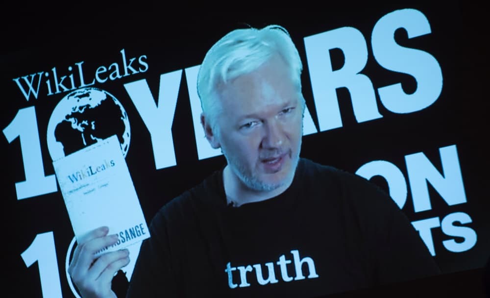 En cuestiones del hackeo ruso Trump confía más en WikiLeaks y Assange que en la CIA