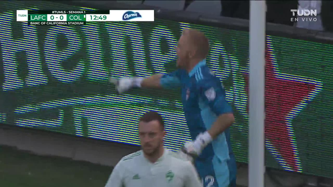 ¡TIRO ATAJADO! disparo por Carlos Vela.