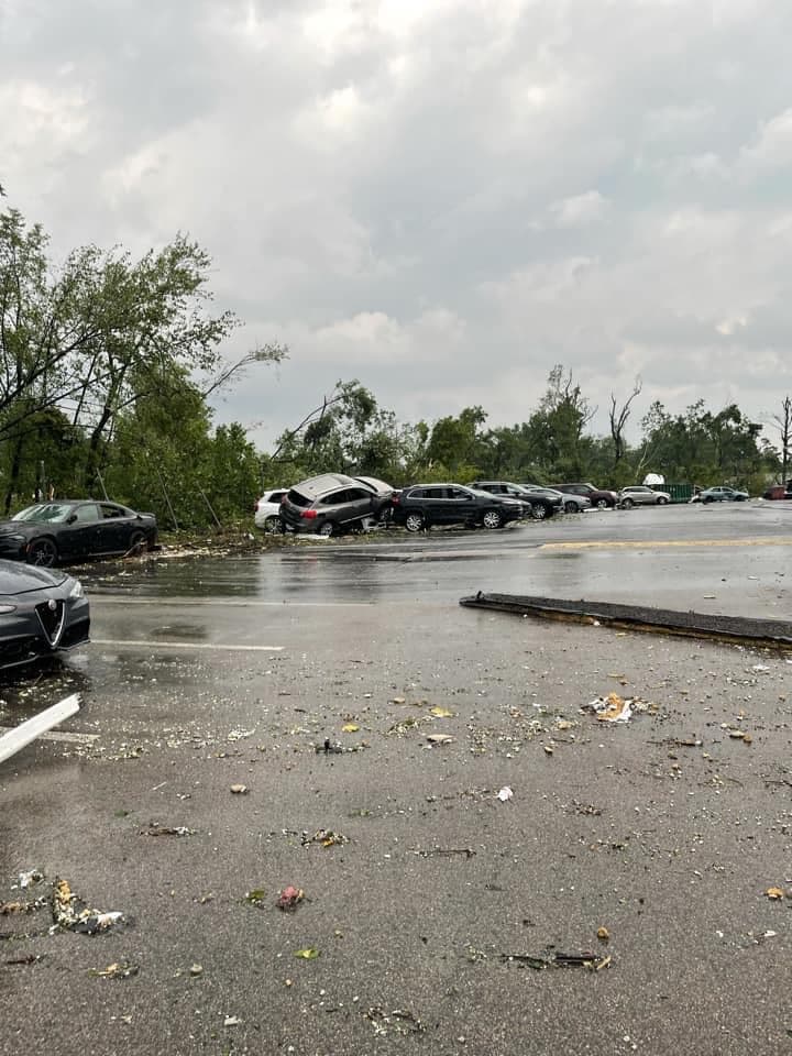 Se vieron autos volcados en los estacionamientos y una estructura del techo fue arrancada de la propiedad.