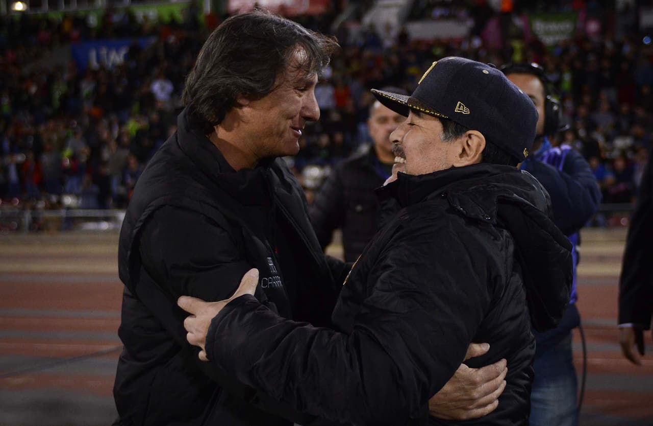 Gabriel Caballero y Diego Armando Maradona, los técnicos de los equipos, antes del juego crucial en la semifinal del Ascenso MX.