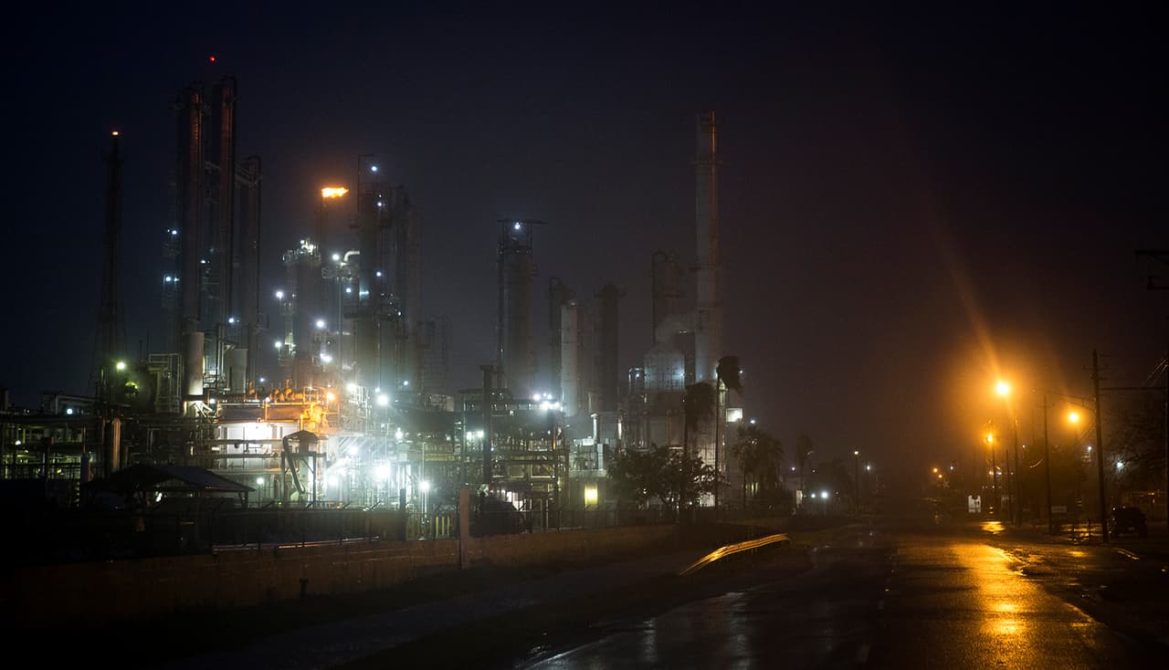 La antorcha de la refinería Valero, ubicada en Corpus Christi, continúa encendida bajo la lluvia de Harvey.