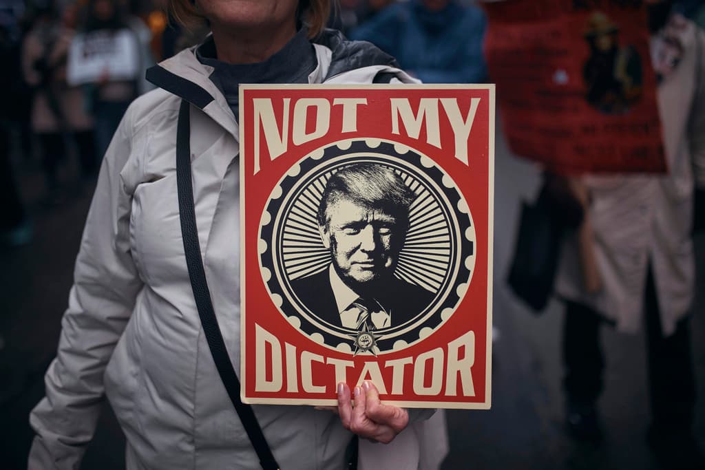 <b>En Nueva York:</b>
<br>Aunque el presidente Donald Trump tiene una relación estrecha con la ciudad de Nueva York, que lo vio nacer, este sábado 5 de abril en sus calles había letreros como este, en el cual identifican al presidente de los Estados Unidos como un "dictador". La crítica responde a la forma en que ha negociado con otras naciones e impuesto medidas.