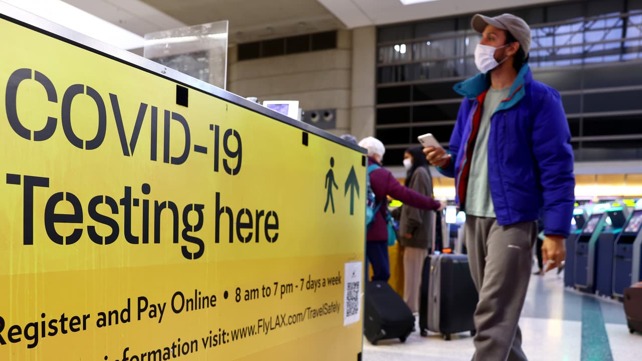 Las alarmas se encendieron con la aparición de esta nueva 
<b><a href="https://www.univision.com/local/houston-kxln/variante-omicron-covid-19-houston-texas-joseph-varon-fotos">variante ómicron</a></b> del 
<b><a href="https://www.univision.com/temas/coronavirus">coronavirus </a></b>y por ello se están tomando medidas de seguridad para evitar los contagios y afectan a los viajeros que van a llegar al país.