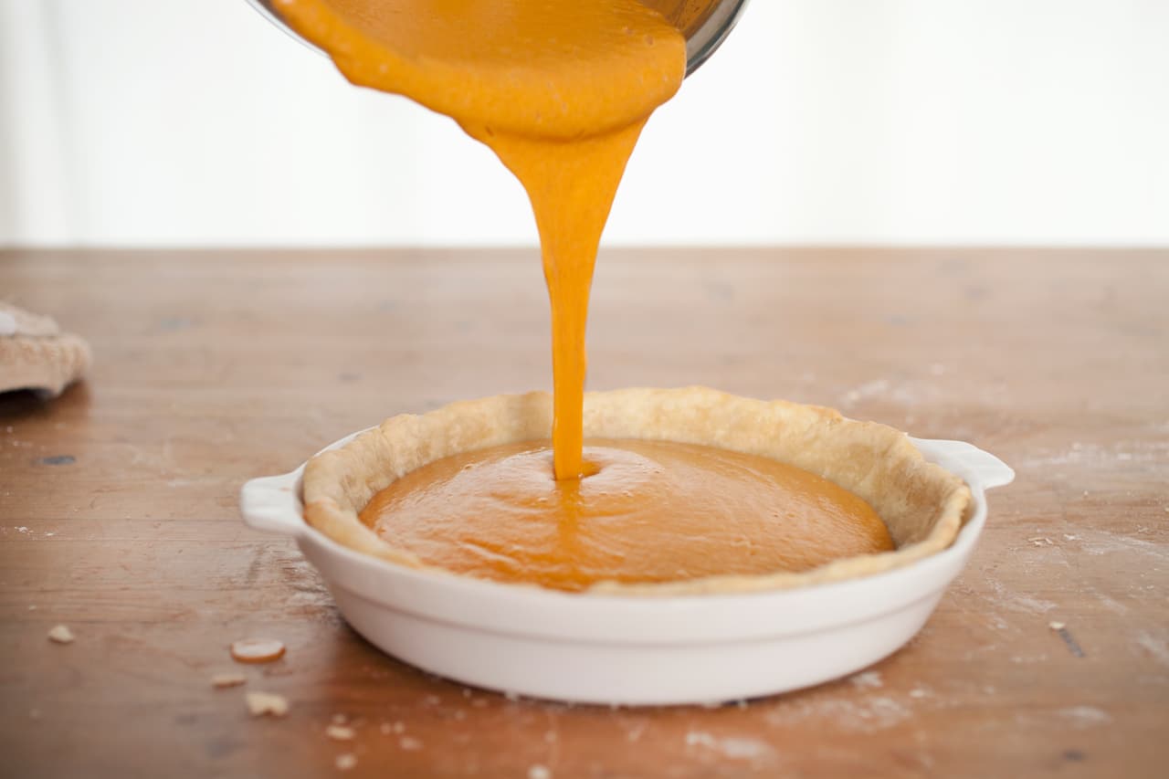 <b>Quinto paso</b>
<br>Vierte la mezcla de calabaza y especias en el recipiente con la pasta para hornear. Mientras, precalienta el horno a 425F