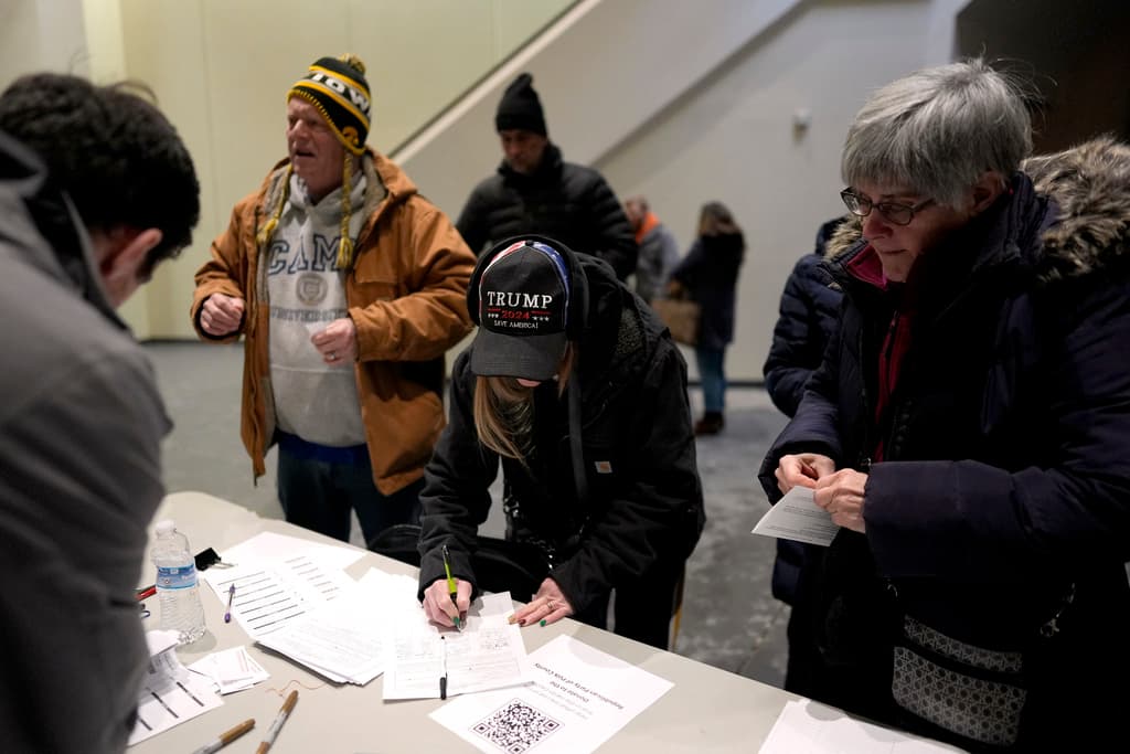 Los votantes del caucus firman en el distrito 32 de Franklin Junior High en Des Moines, Iowa.