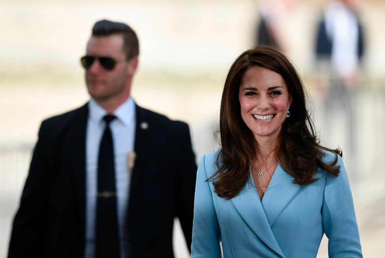 La duquesa de Cambridge optó por un tono más oscuro, el 11 de mayo durante un evento en Luxemburgo, afuera del museo de la ciudad.