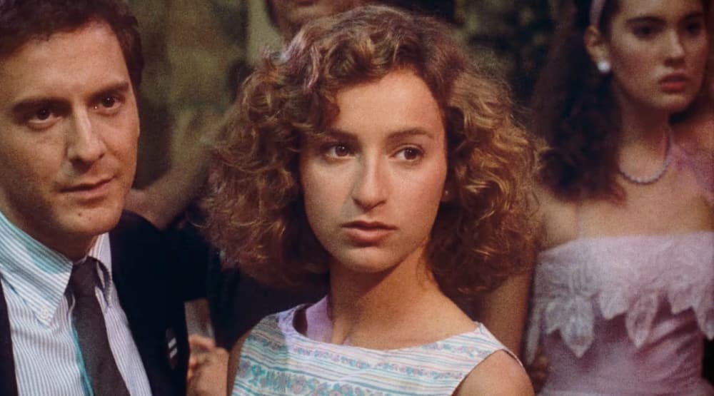 <b>Jennifer Grey - Francis 'Baby' Houseman </b>
<br>Frances Houseman es una chica de 17 años que quiere vivir su juventud al máximo, pero sus planes se derrumban cuando descubre que sus padres la quieren obligar a pasar sus vacaciones en un resort.