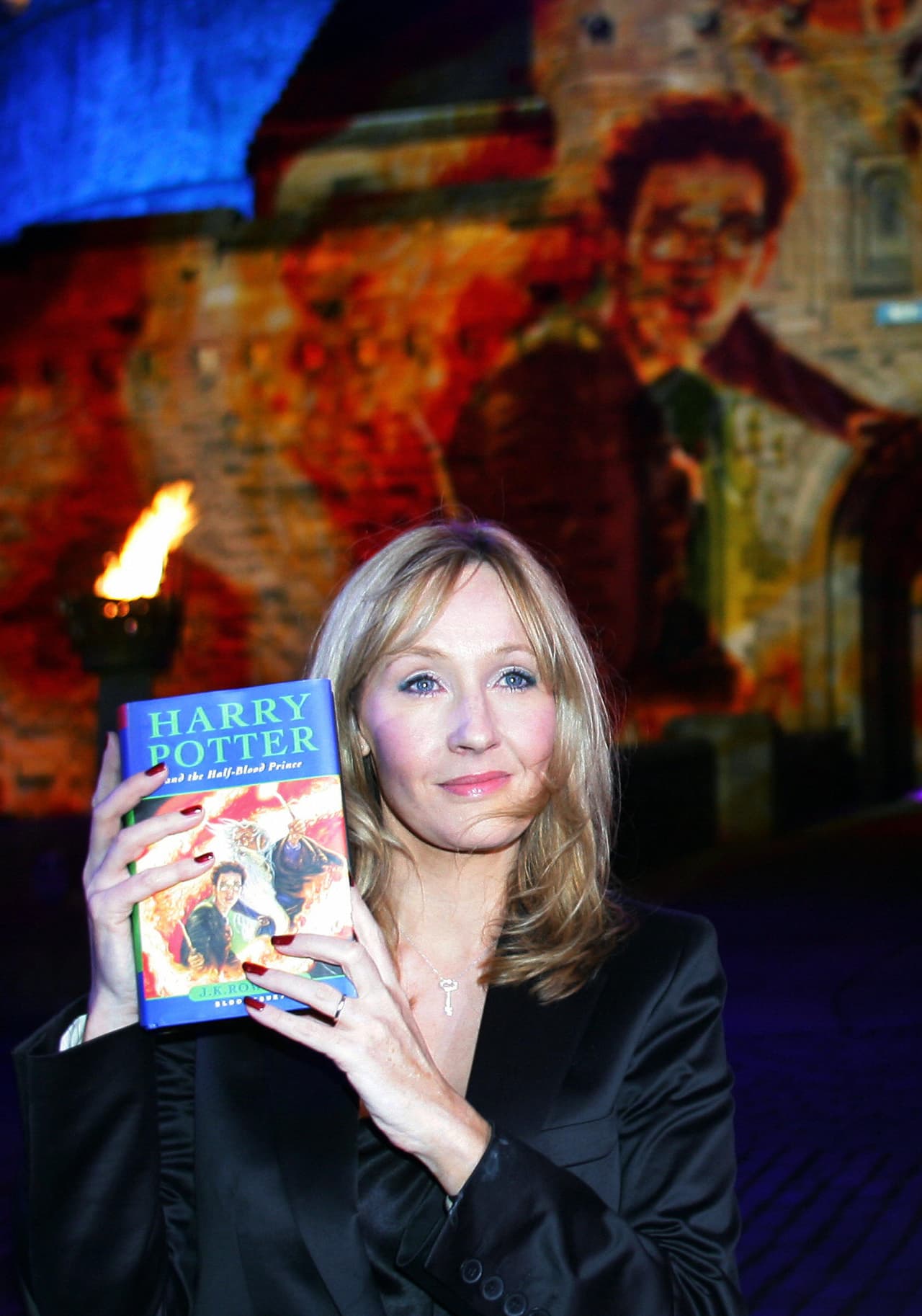 La autora de la saga de Harry Potter, J.K. Rowling, también tuvo que lidiar con su falsa muerte en Twitter.