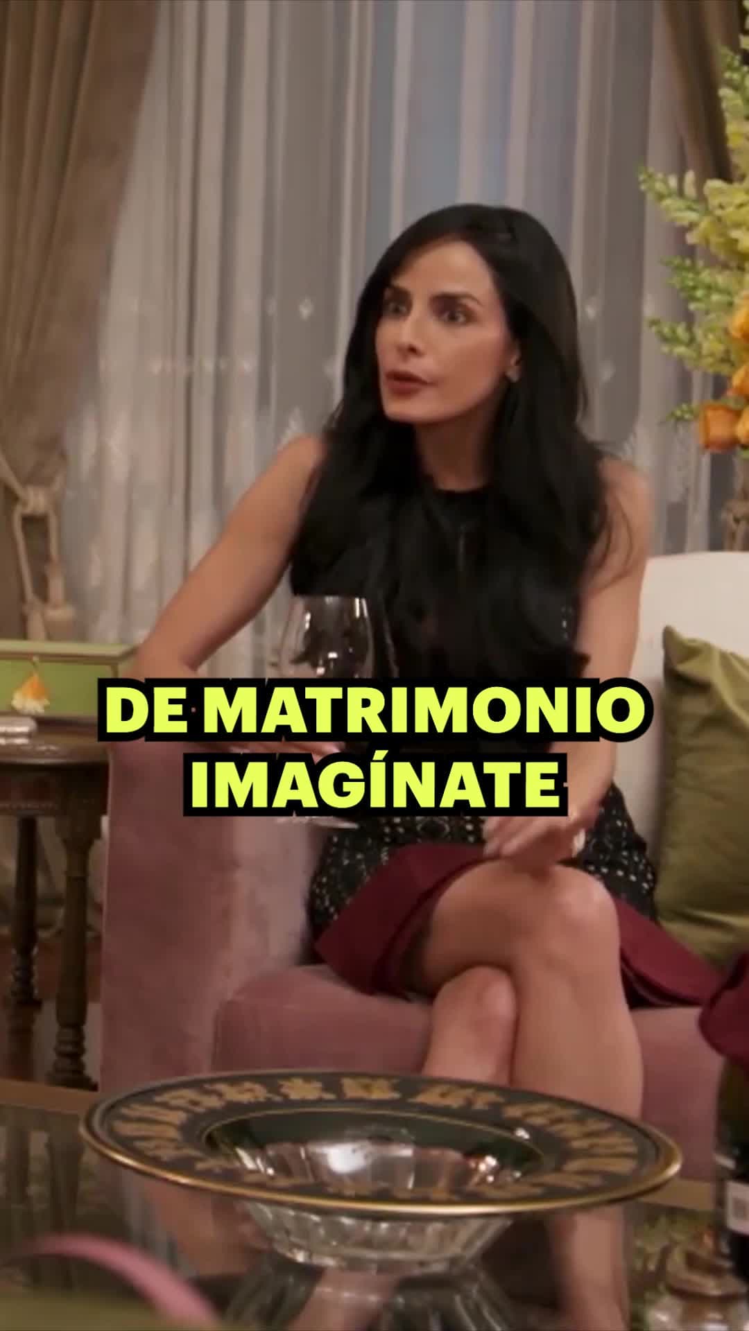 Daniela anima a Karen para que acepte a Aaron