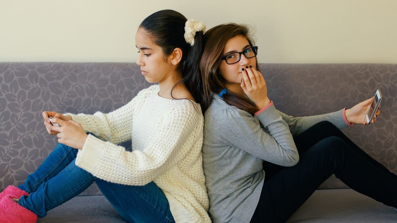“Internet y las redes sociales no son los enemigos, están bien, es normal, todos las usamos, los adultos y los padres también, sin embargo, hay que tratar de ayudarlos a participar en algún deporte, un club, un grupo de teatro o trabajo voluntario”, dijo Moreno.
<br>