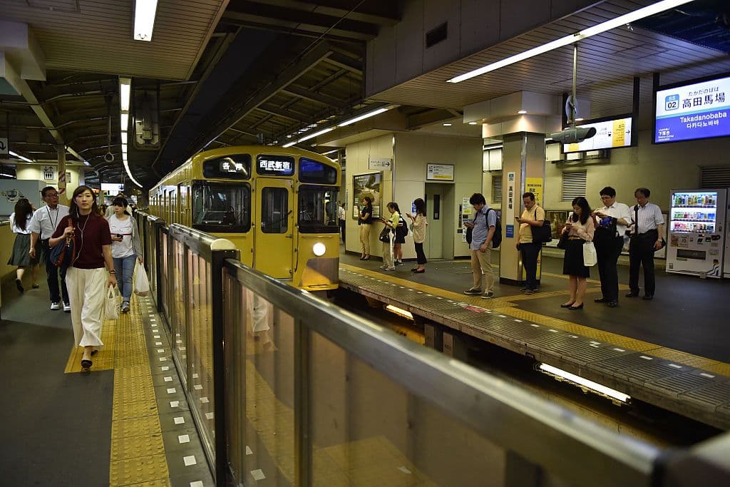 Supuestamente por ahí debes ver sobre los barrotes de una puerta cerrada una ofrenda sagrada, que suele ser un pequeño plato con sal. Según esta leyenda urbana, lo que debes hacer es patearla y arrojar esta ofrenda lo más lejos posible, como un desafío a los dioses.