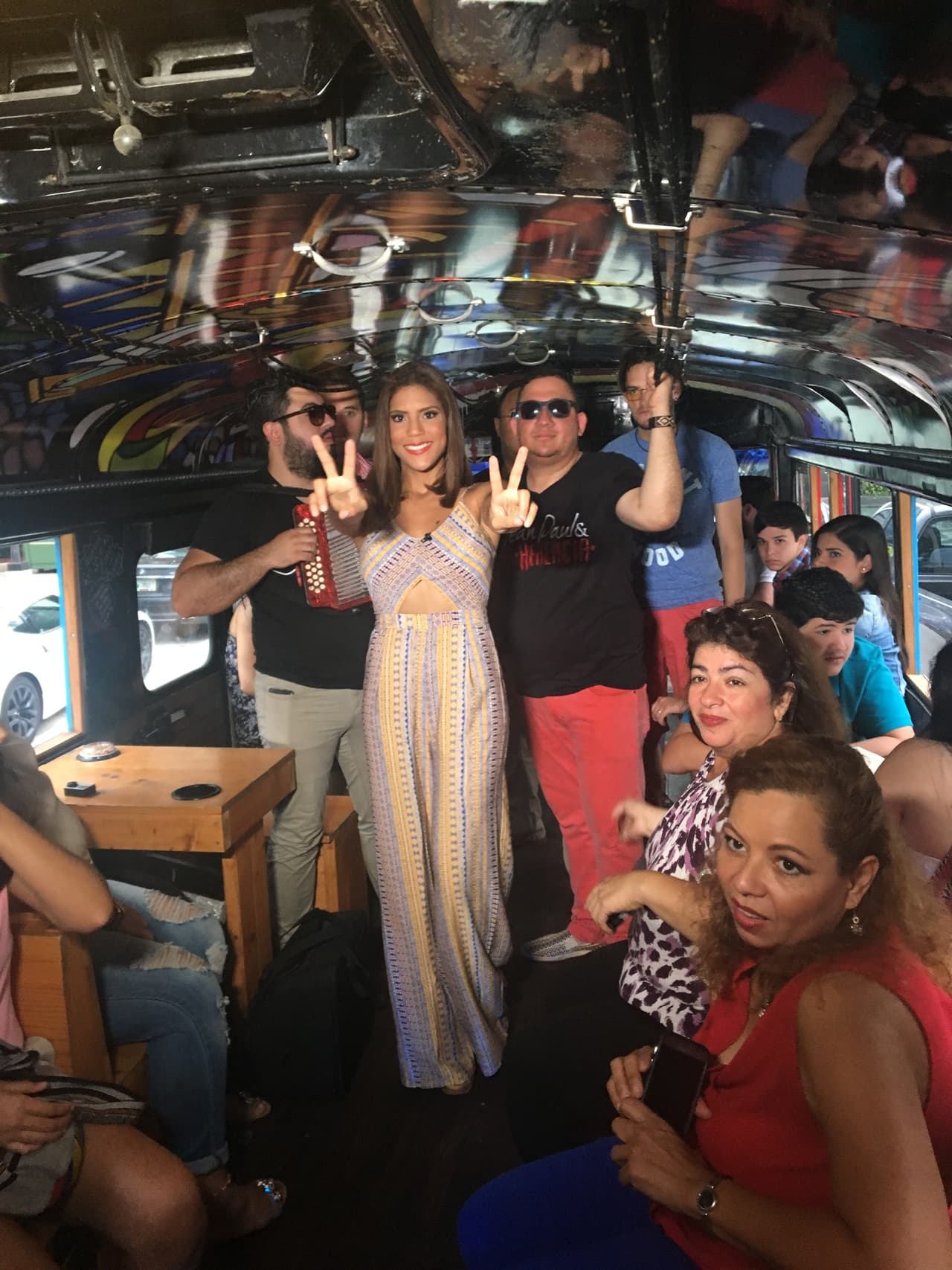 Francisca se subió a la Chiva Pachanguera, la mejor manera de festejar toda clase de ocasión.