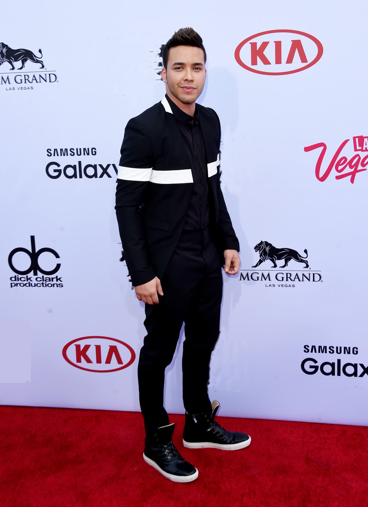 En contraste, para los Premios Billboard anglosajones, apareció mucho más desenfadado.