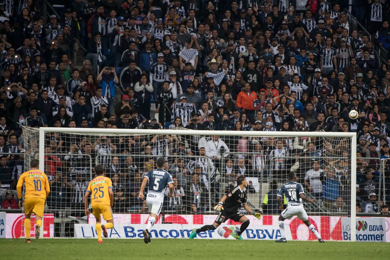 Avilés Hurtado fue el encargado de cobrar y tras un mal contacto envió su disparo por encima de la portería. Monterrey no pudo igualar los cartones.