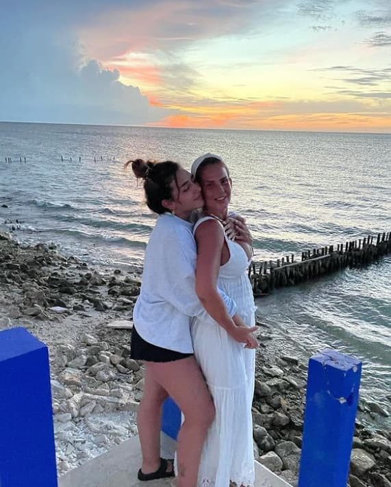 "Te amo princesa bella, gracias por tu sencillez" y "Muy orgullosa de mi Romina por su actuación en la convención bmb en el Auditorio Nacional presentando #MeDijeronQueNo".