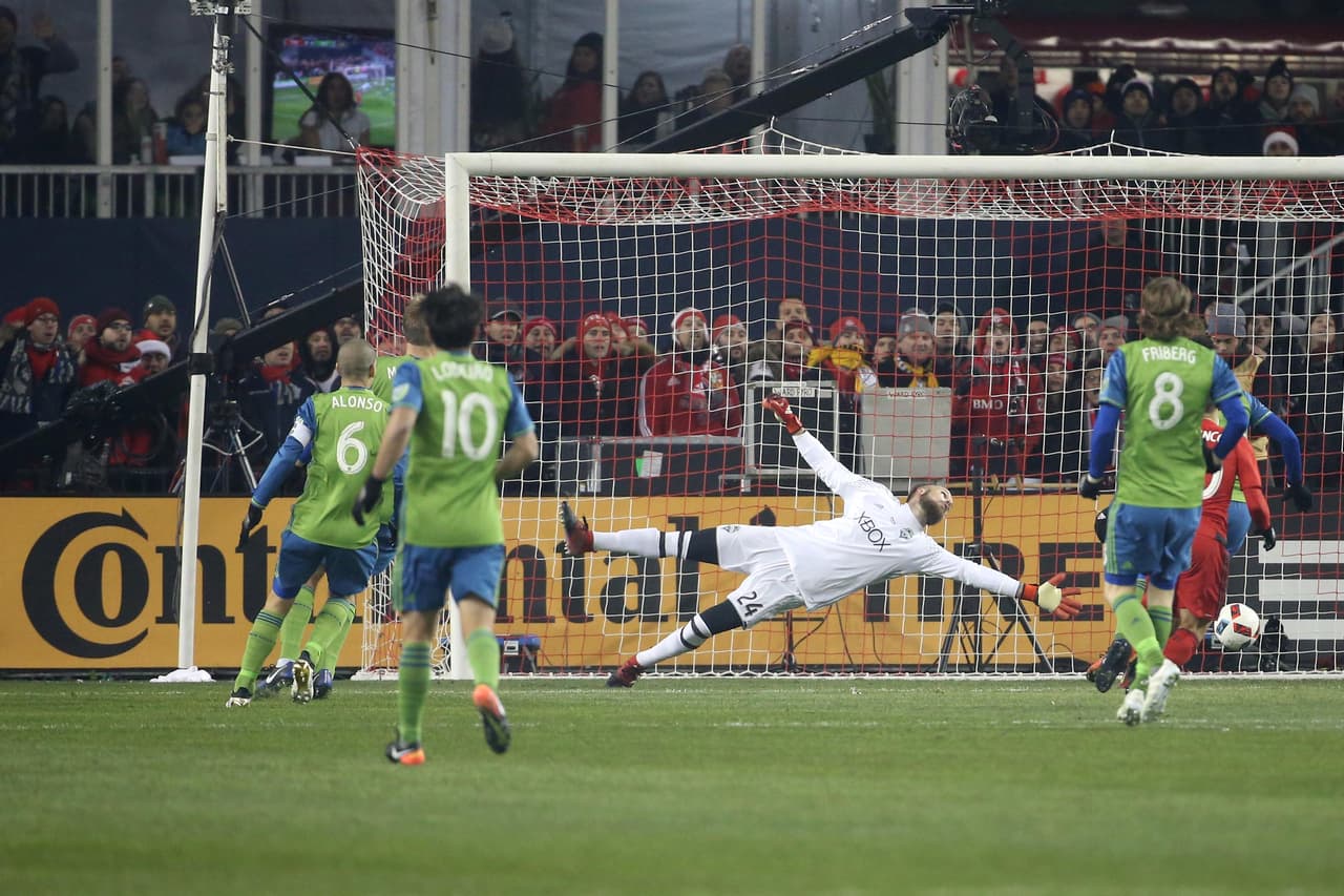 El portero Stefan Frei ve pasar el balón tras un disparo de Jozy Altidore que sale desviado por poco.