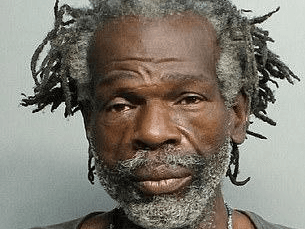 Un indigente dice tener hambre, roba un pollo y un policía lo somete violentamente: investigan si usó exceso de fuerza