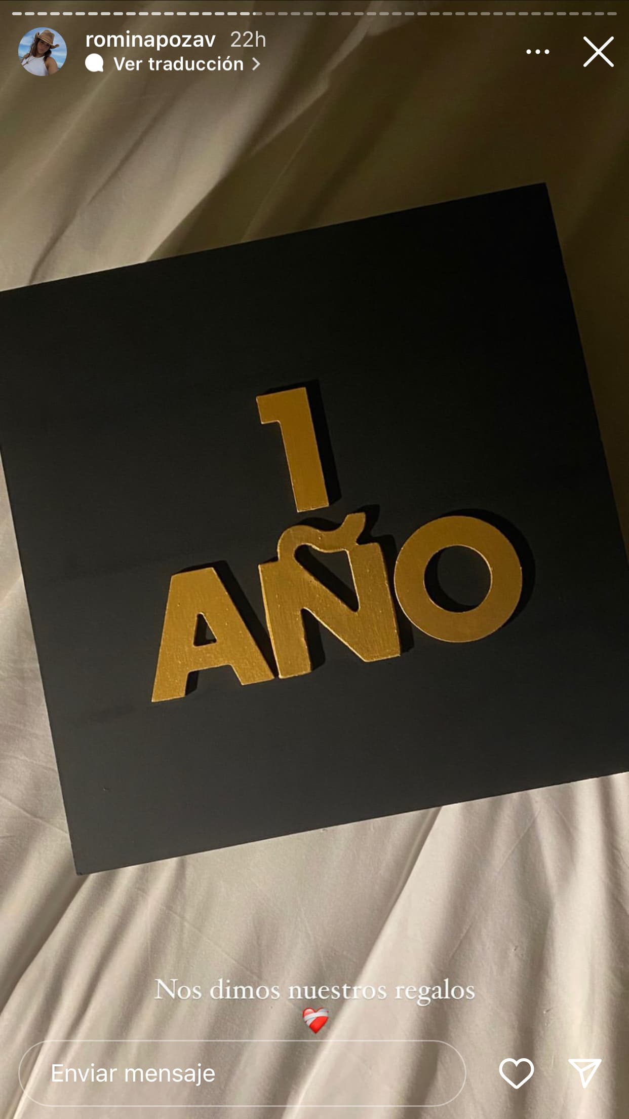 Lo obsequios no pudieron faltar y en la cama intercambiaron los detalles. "No dimos nuestros regalos", escribió Romina en una historia en la que dejó ver una caja con la leyenda "1 año" que le dio Joss Romero.
