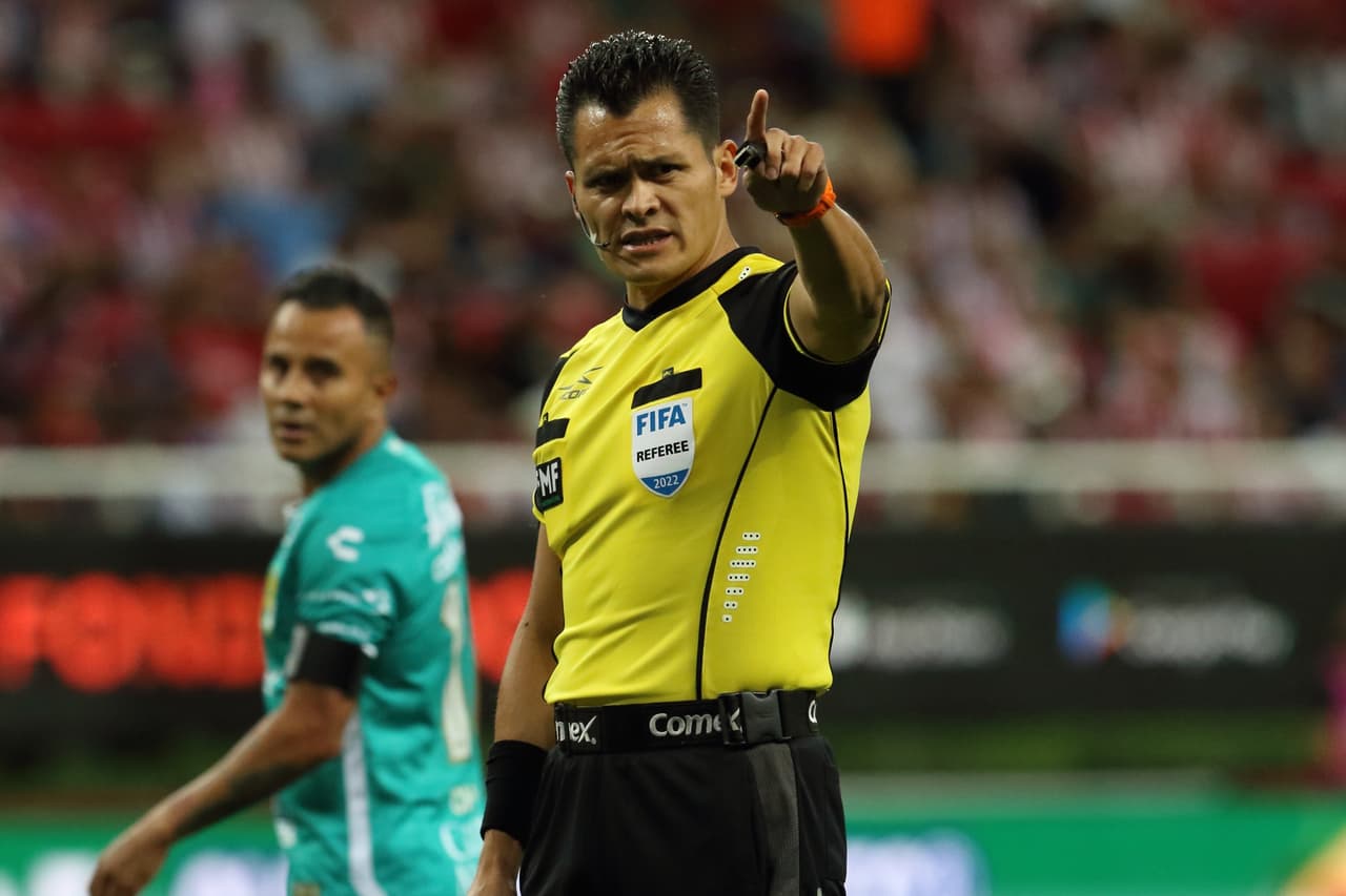 Chivas sigue sin ganar en el Apertura 2022 y ahora fue víctima de un arbitraje muy polémico y con el VAR que de poco ayudó a un partido que terminó con 10 hombres y ante un León que tampoco supo competir en los últimos minutos.
