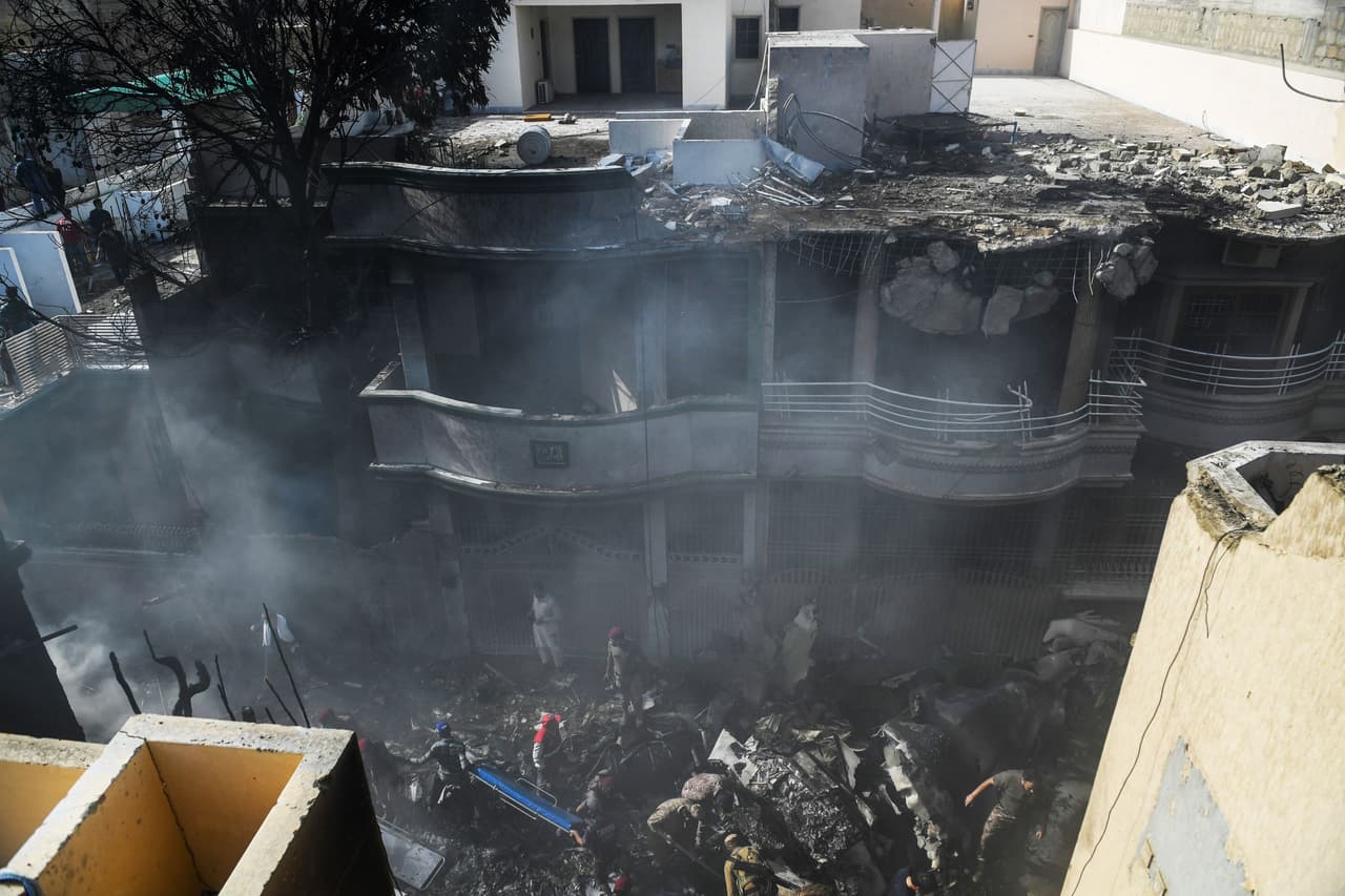 Esta casa quedó quemada casi por completo tras el impacto del avión.