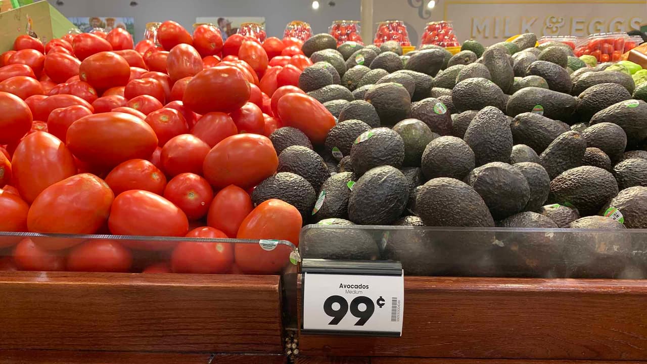 "En este país la gente 'vive al día' normalmente, antes, durante y después de la pandemia porque Estados Unidos es de los países que menos cultura de ahorro tienen porque es una economía muy estable y la gente sabe que siempre viene un nuevo cheque", explicó Ríos.