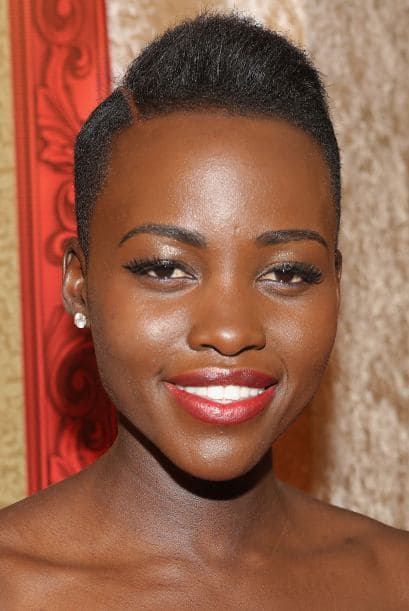 Pero como seguro has notado en las imágenes, Lupita también se está haciendo famosa por su gran estilo al vestir. Mira aquí lo último en chismes.