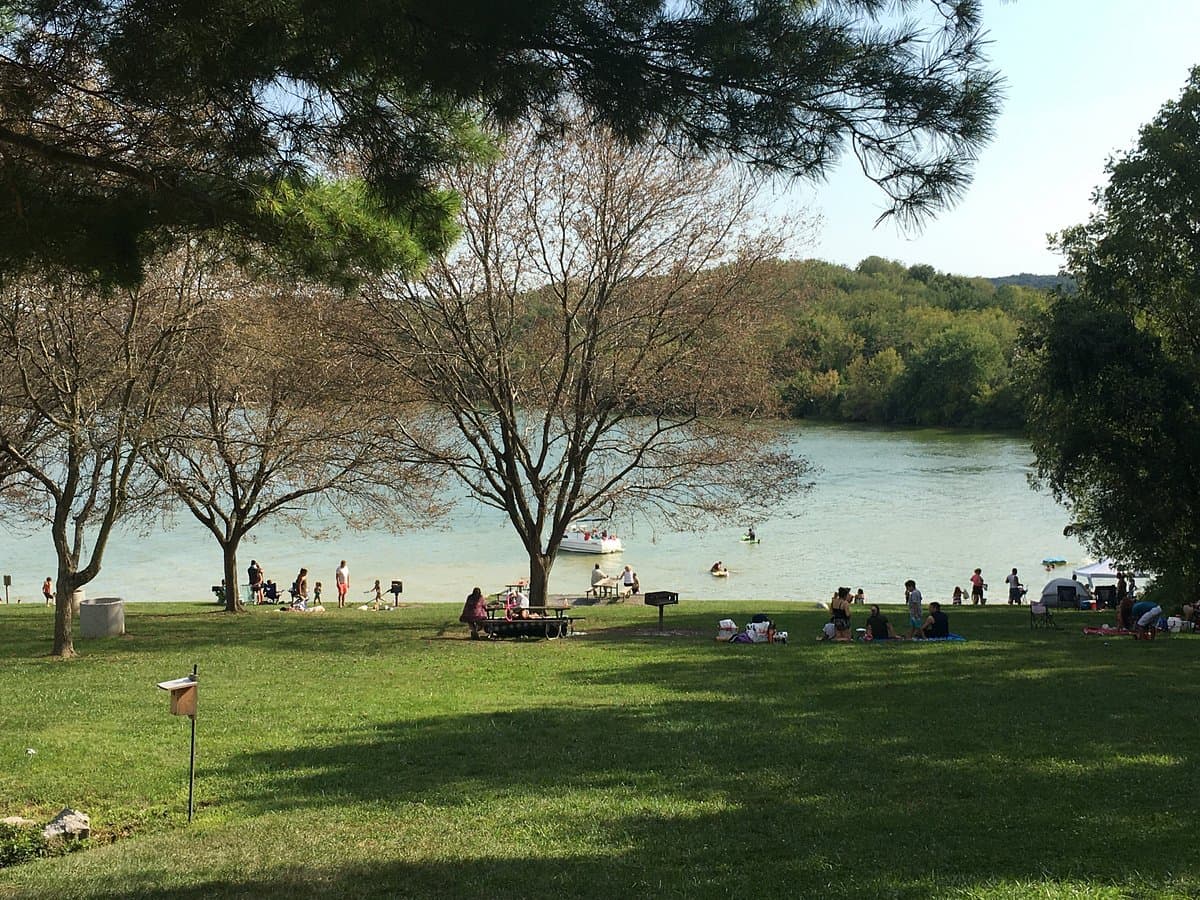 &lt;b&gt;&lt;a href=&quot;https://www.recreation.gov/camping/campgrounds/251120&quot;&gt;Dry Brooks Day Use Center (Bernville)&lt;/a&gt;&lt;/b&gt;. Ubicada en Blue Marsh Lake, al noroeste de Reading, Pensilvania, hay tres refugios de picnic para grupos disponibles para reservas dentro del área de uso diurno de Dry Brooks. Con más de 36 millas de senderos, 5,000 acres de tierra, 1,147 acres de agua, áreas de picnic, una pequeña playa y rampas para botes, el área del lago Blue Marsh es atractiva para todo tipo de entusiastas del aire libre.