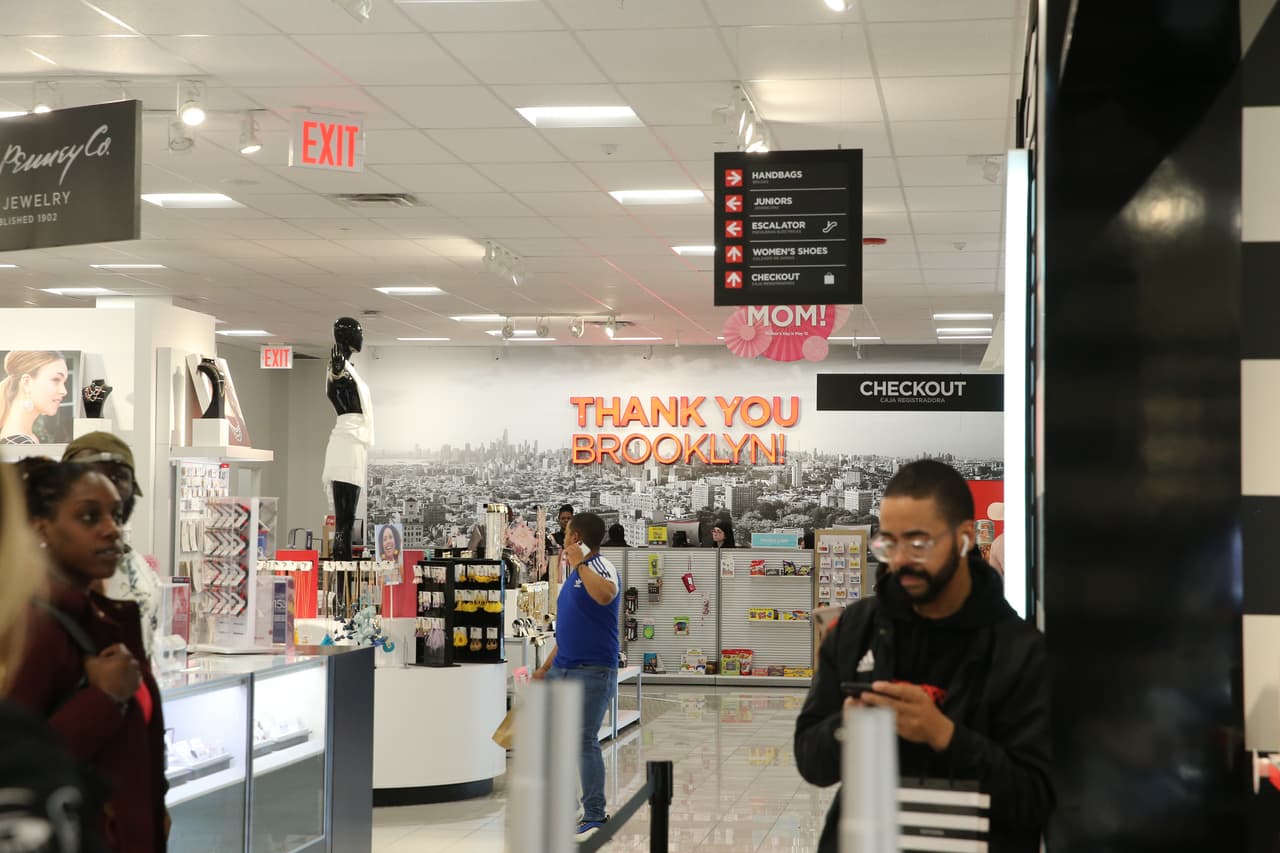 La pandemia del coronavirus derrumbó las ventas de prácticamente todos los negocios, tiendas y restaurantes cuando arreció a mediados de marzo en EEUU. En lo que analistas describen como una "carnicería" generalizada, las ventas en las tiendas de ropas y accesorios colapsaron un 79% en abril. Sin embargo, se recuperaron fuertemente en mayo en medio de los procesos de reapertura de los estados.