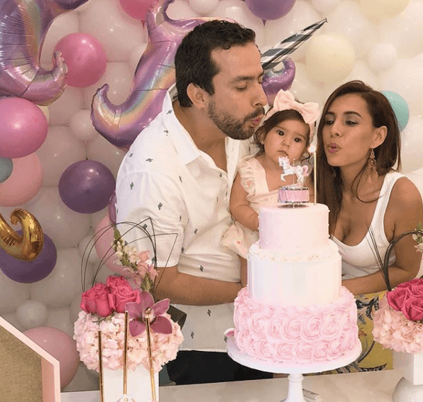 Mientras que los papás disfrutaban sin descanso cumplir un año con su compañía en sus vidas.