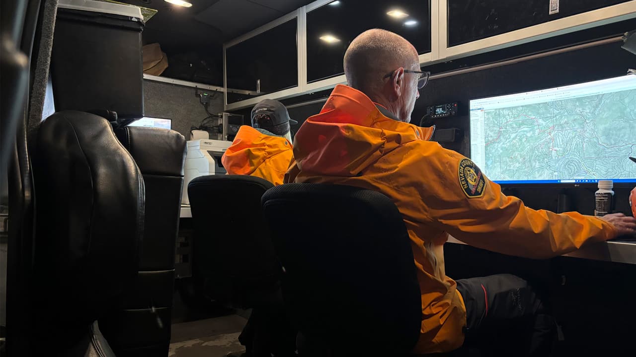 El Sierra Avalanche Center había emitido una alerta de avalancha para el 17 de febrero, vigente desde las 5:00 a.m. de este miércoles, advirtiendo sobre un riesgo elevado en zonas de esquí fuera de pista como Castle Peak. El Sierra Avalanche Center advirtió que 
<b>una franja de la Sierra Nevada seguía con alto riesgo de avalancha</b> el miércoles y recomendó no viajar por la zona.