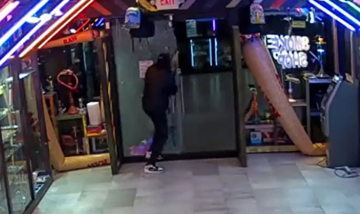 Sospechoso intenta robar negocio en Manhattan y rompe puerta de cristal al huir