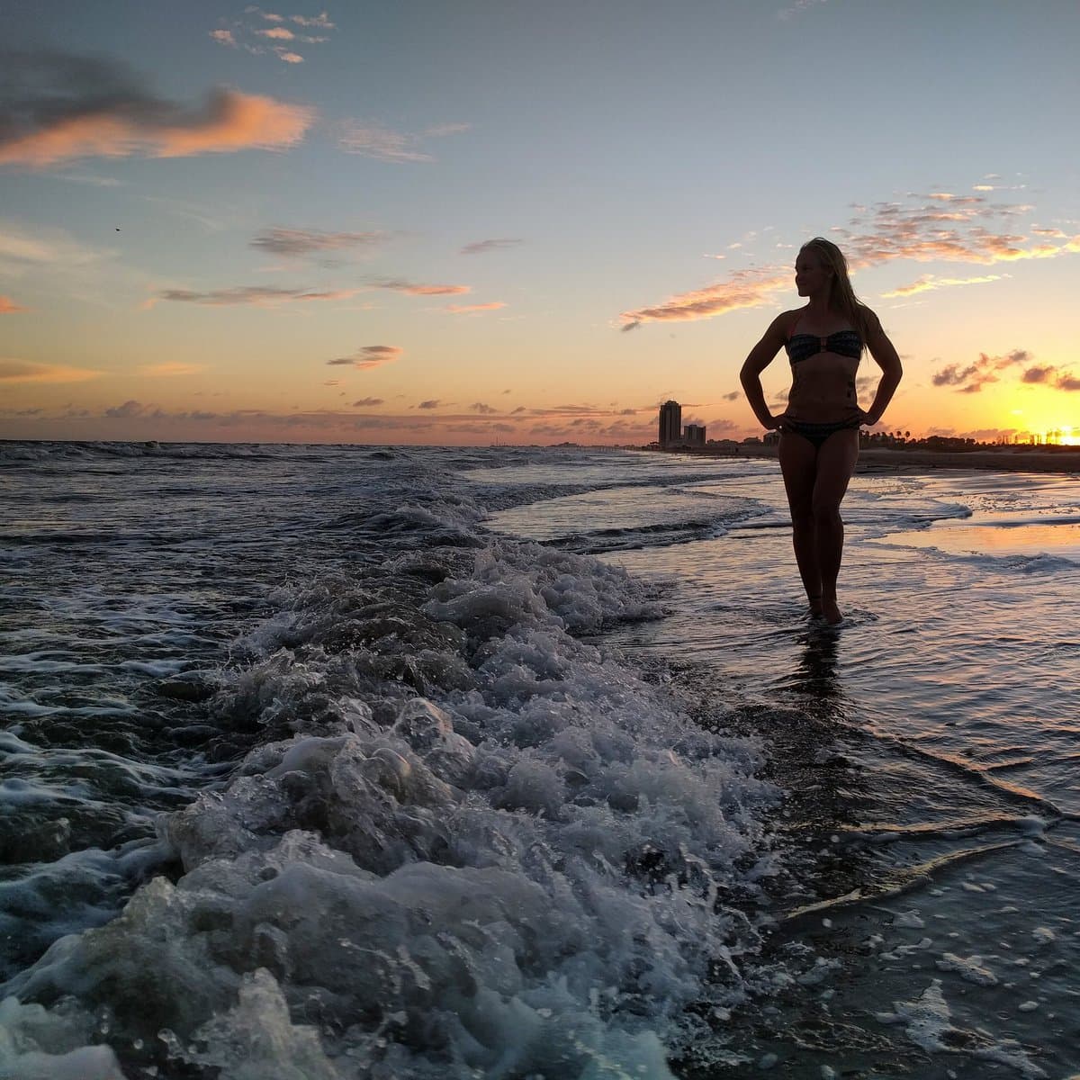 La peleadora que representa a Perú lanzó 230 golpes a su oponente Priscila ‘Pedrita’ Cachoeira y la dejó fuera de actividad seis meses.