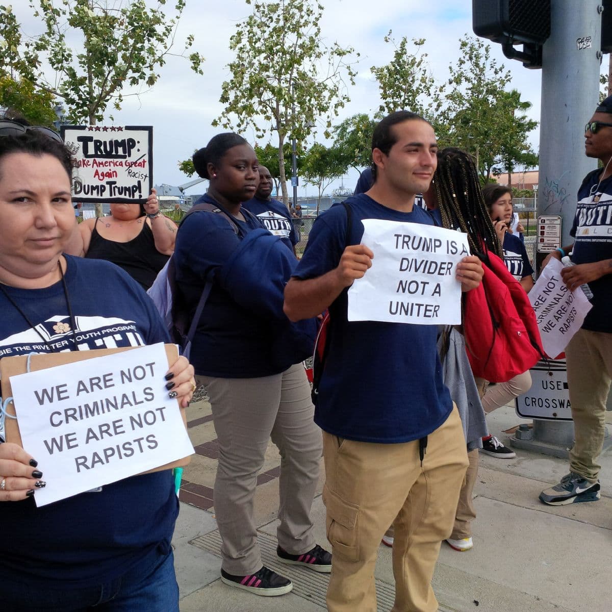 Activistas se dieron cita en Long Beach donde Trump presentó un discurso sobre la seguridad nacional.