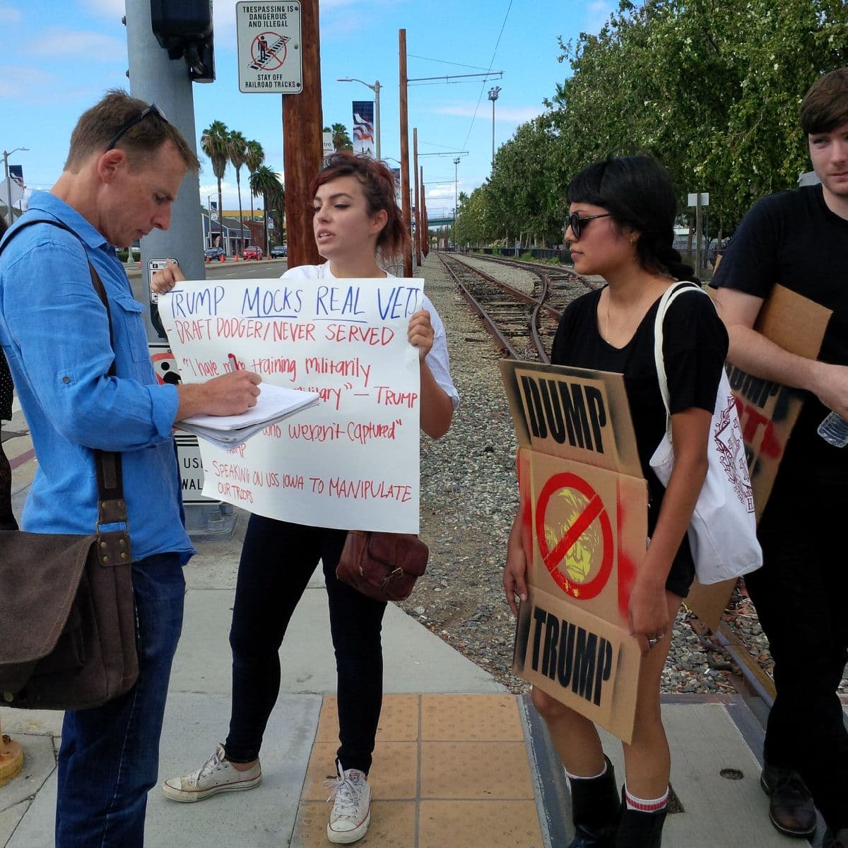 Activistas se dieron cita en Long Beach donde Trump presentó un discurso sobre la seguridad nacional.