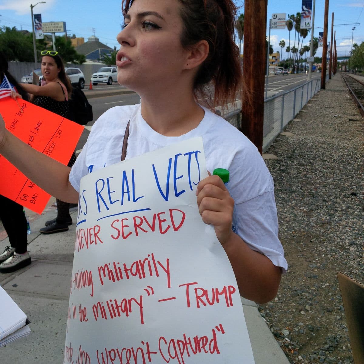Activistas se dieron cita en Long Beach donde Trump presentó un discurso sobre la seguridad nacional.
