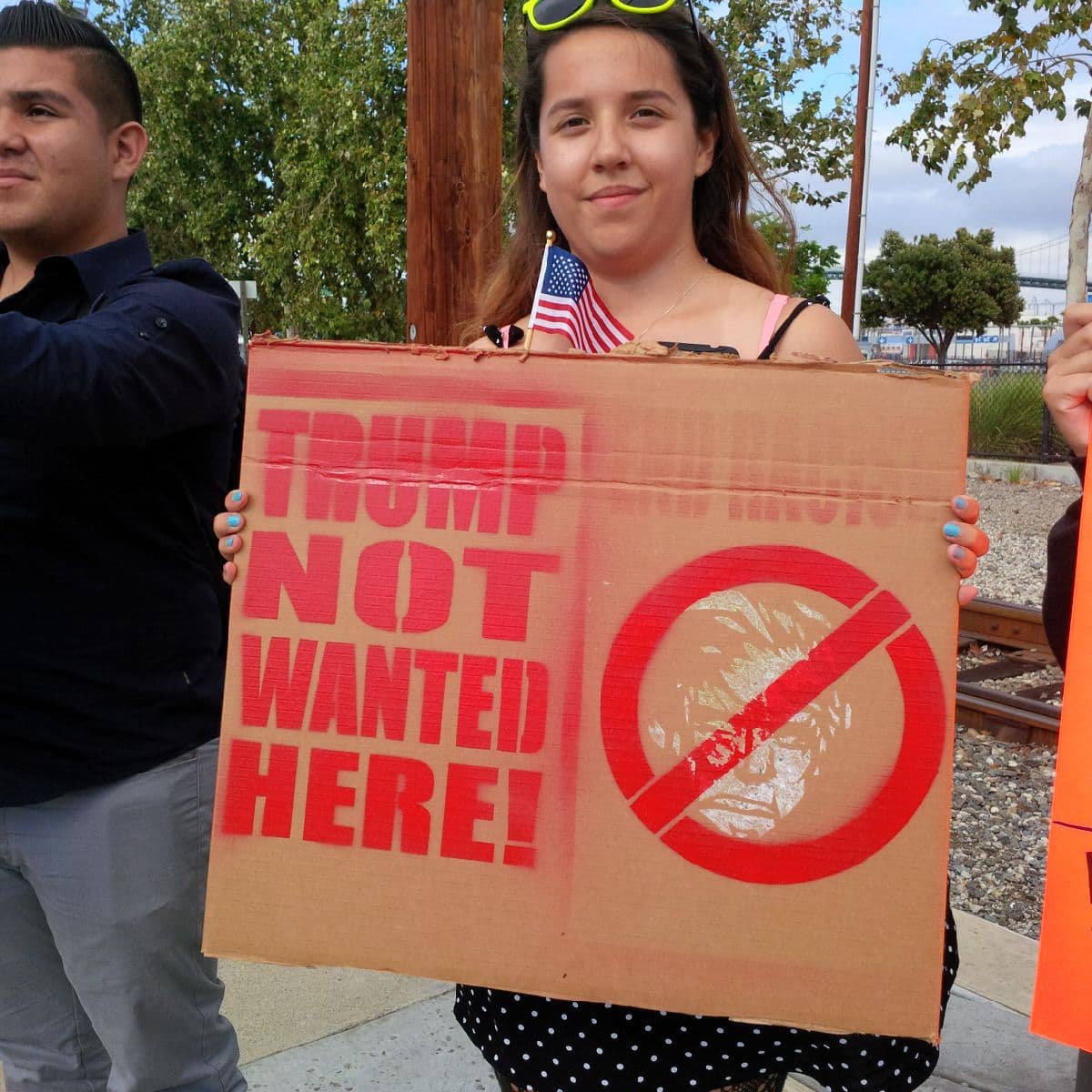 Activistas se dieron cita en Long Beach donde Trump presentó un discurso sobre la seguridad nacional.