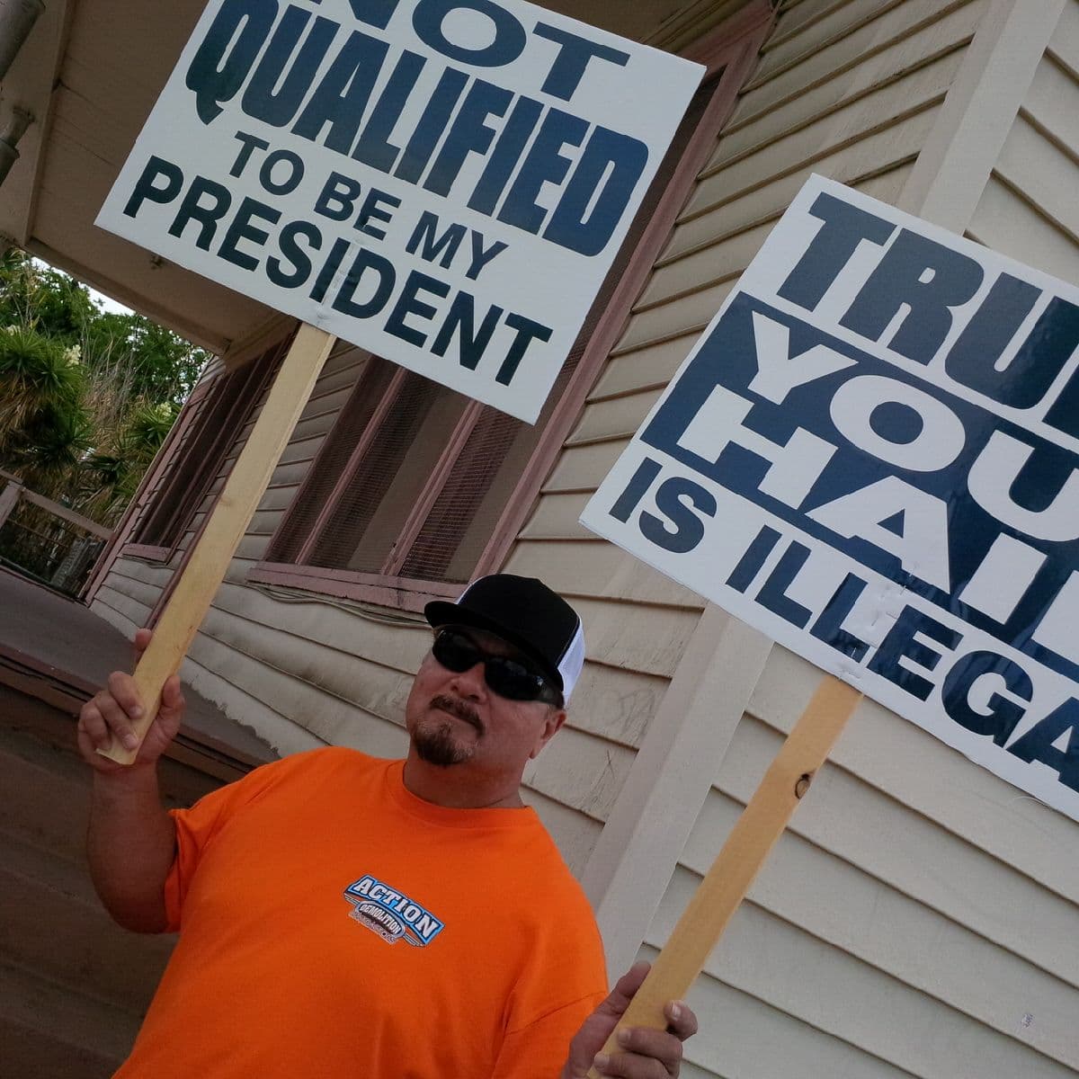 Activistas se dieron cita en Long Beach donde Trump presentó un discurso sobre la seguridad nacional.
