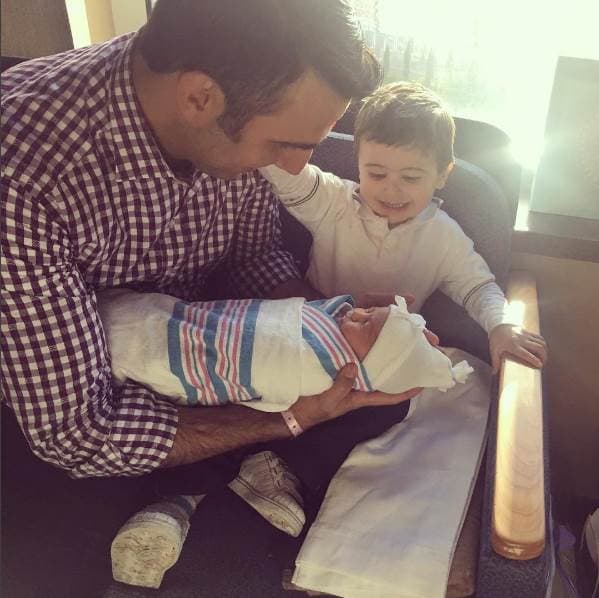 Y así comparte la llegada de la pequeña Atiana a este mundo: "Mi Tati conociendo a su Hermanita Aitana #tatiminiñogrande#MiAitanaBebe #MiToro#quemaspuedopedir #lovemyfamily" escribió en sus redes sociales.