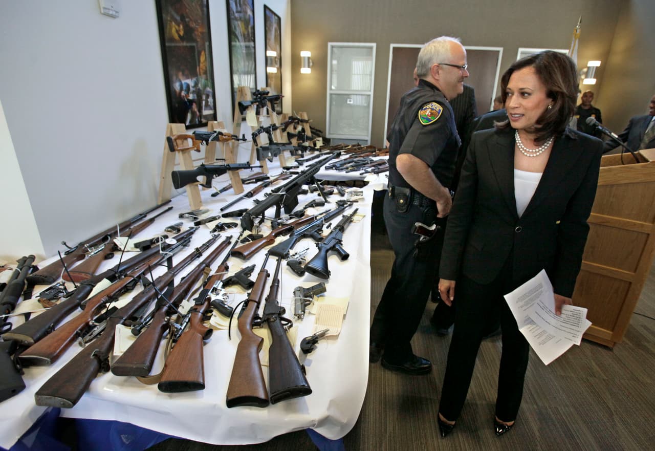 La fiscal junto a armas ilegales decomisadas presentadas a la prensa en Sacramento, California, en 2011.