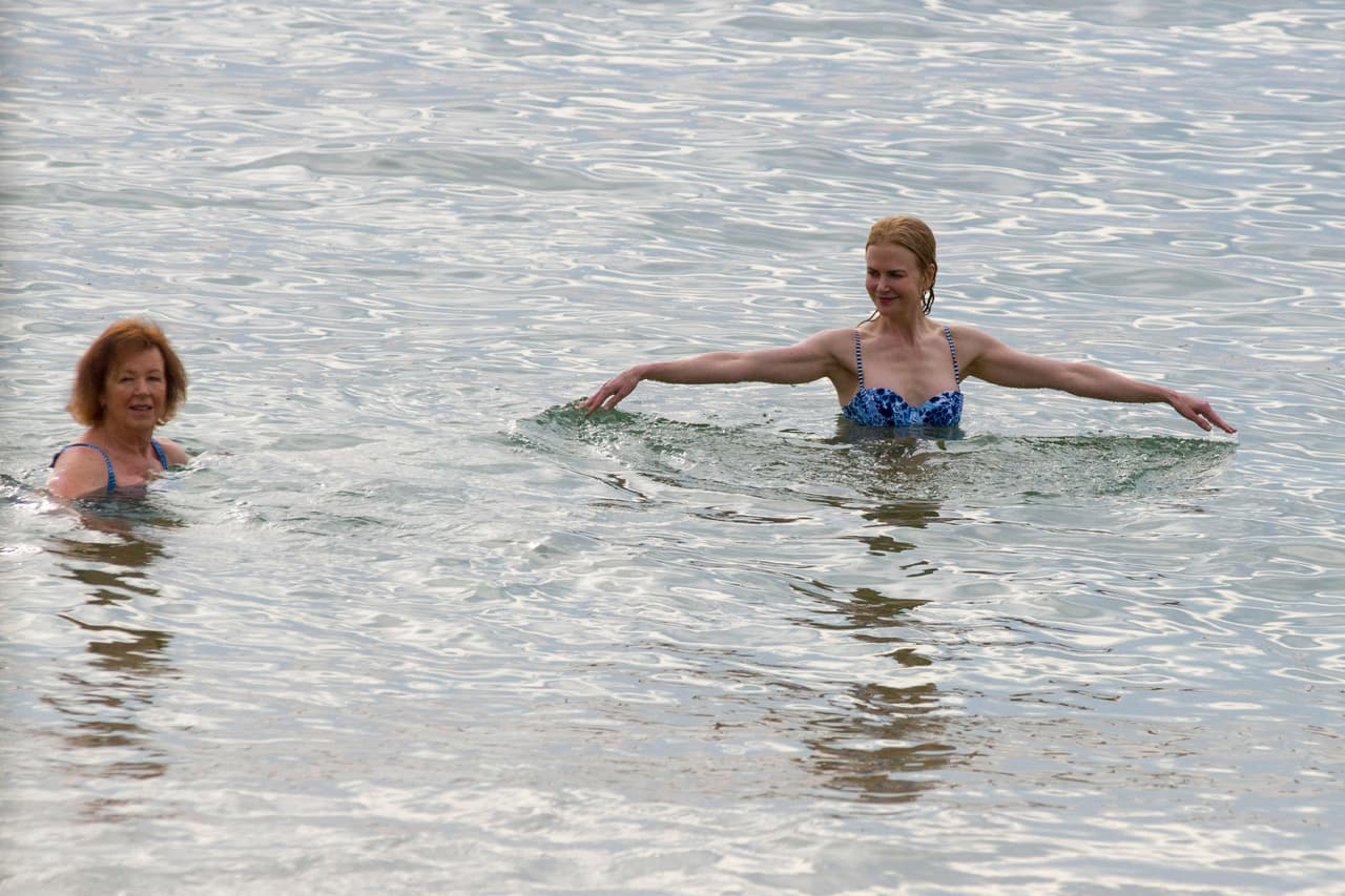 Nicole estaba acompañada de su mami.