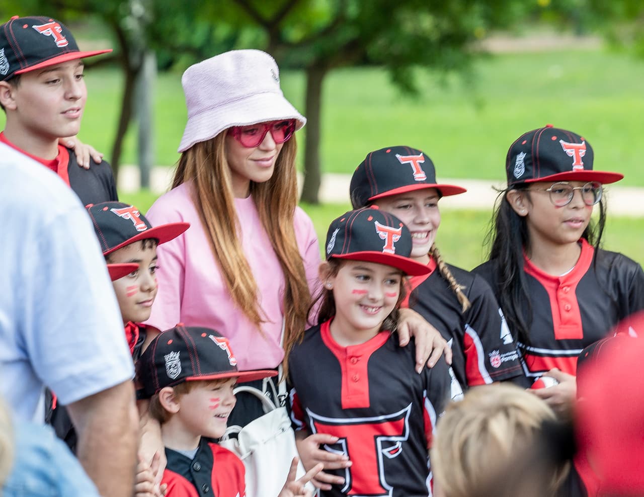 Luego de cuatro meses de intensas negociaciones, logró que su ex cediera y le otorgara el visto bueno para que ella deje de manera definitiva Barcelona y se lleve a sus 
<b><a href="https://www.univision.com/famosos/icons/que-pasa-con-los-hijos-de-shakira-sus-grandes-talentos-ya-causan-revuelo-a-tan-corta-edad-video" target="_blank">dos hijos, Milan (9 años) y Sasha (7),</a></b> a vivir a Miami. 
<br>