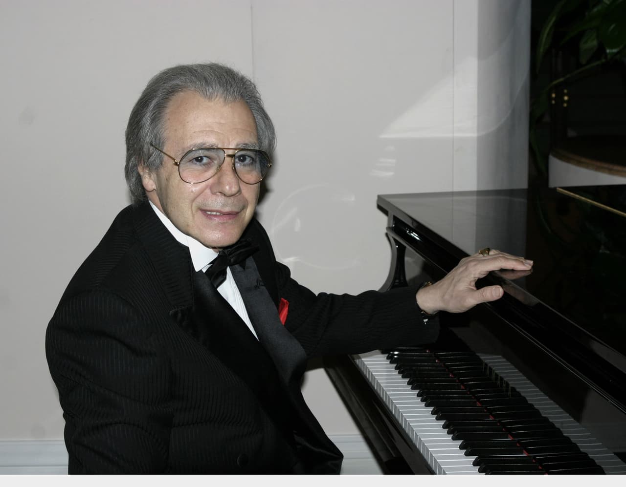 Lalo Schifrin: Músico, argentino, 6 nominaciones. Cinco de las seis nominaciones de Schifrin han sido para su partitura o música original, y una a mejor canción.