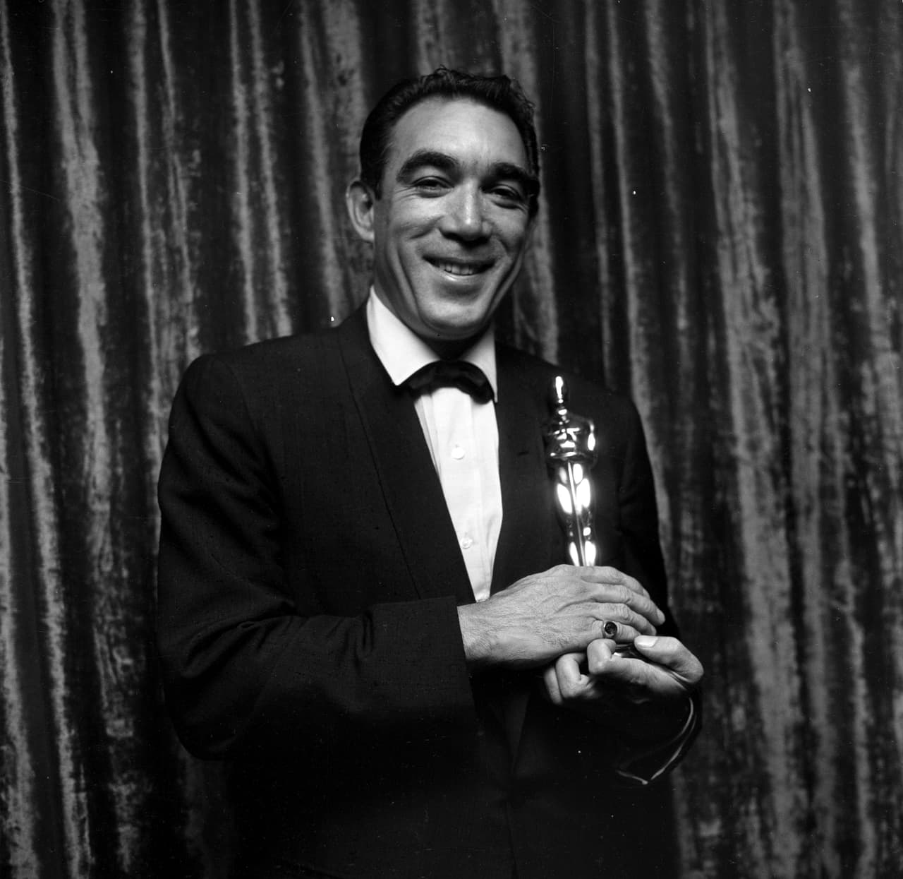 Anthony Quinn: Actor, mexicano, 4 nominaciones, 2 Oscar. Con dos nominaciones a mejor actor protagónico, en 1957 por Wild is the Wind y en 1964 por Zorba the Greek, Quinn tuvo que conformarse con recibir dos estatuillas en la categoría de mejor actor de reparto, por Viva Zapata!, en 1952 y Lust for Life, en 1956.