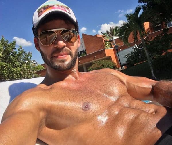 En el 2014 aseguró que viviría en celibato hasta que fuera tiempo de formar su familia con la persona ideal: "Con una mujer que Dios disponga para ser la madre de mis hijos", dijo para los micrófonos de BLU Radio. Además de actor, 
<b>Alex </b>es conductor, modelo y motivador, donde aprovecha para dar pláticas de religión.