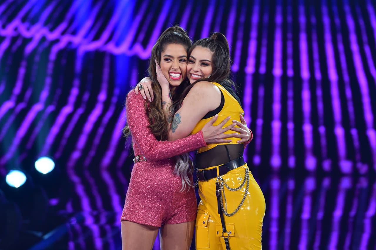 Antes de volver a conquistar el escenario, las dos jóvenes se fundieron en un abrazo.