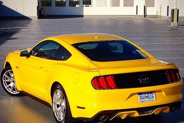 No es una sorpresa que el nuevo Ford Mustang 2015 este liderando las ventas del segmento, pero tenemos que esperar la llegada del nuevo Camaro y el resultado de las ventas al final del año para poder coronar finalmente al Rey de los Pony-Cars.