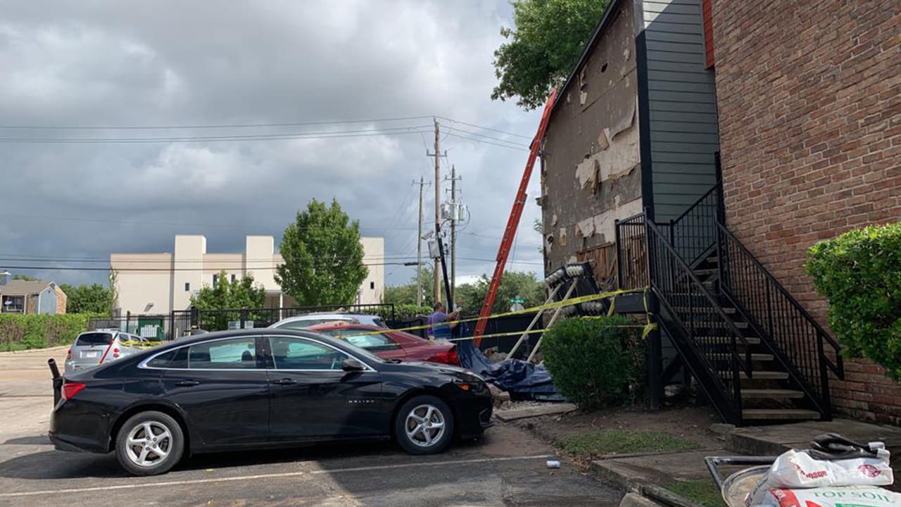 La pared estaba visiblemente mojada luego de las fuertes lluvias que afectaron el área de Houston.