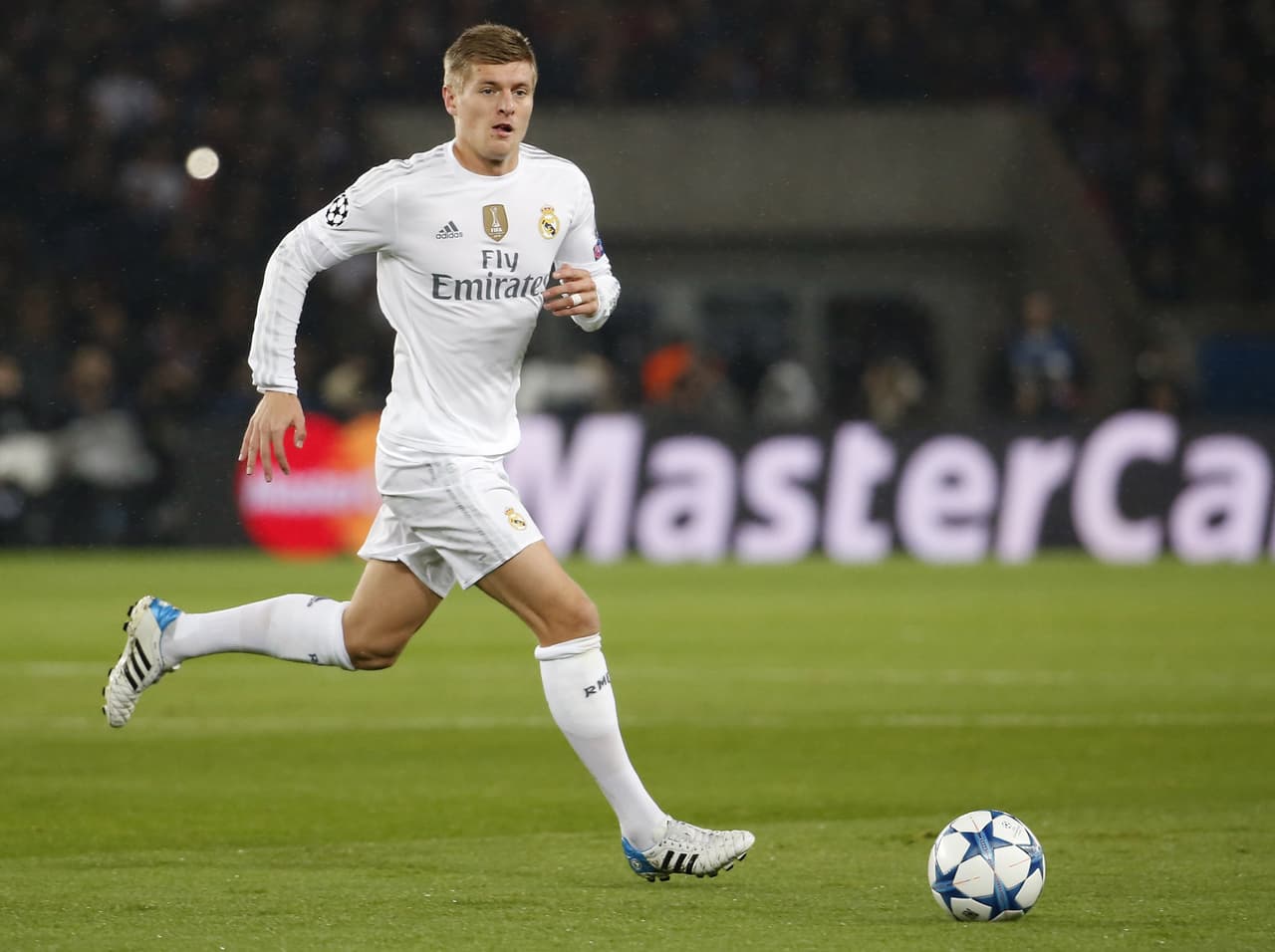 Los cuatro que restan en el listado son los más difíciles de concebir pues hace no mucho tenían la etiqueta de intransferibles. El medio alemán Toni Kroos, quien apenas tiene año y medio con el equipo, estaría llamado a salir debido a que no ha respondido como se esperaba tras ser vital en la medular del Campeón del Mundo pero sin el mismo desempeño con la casaca del Madrid. Kroos ha padecido jugar con más sacrificio y sin gran libertad al frente