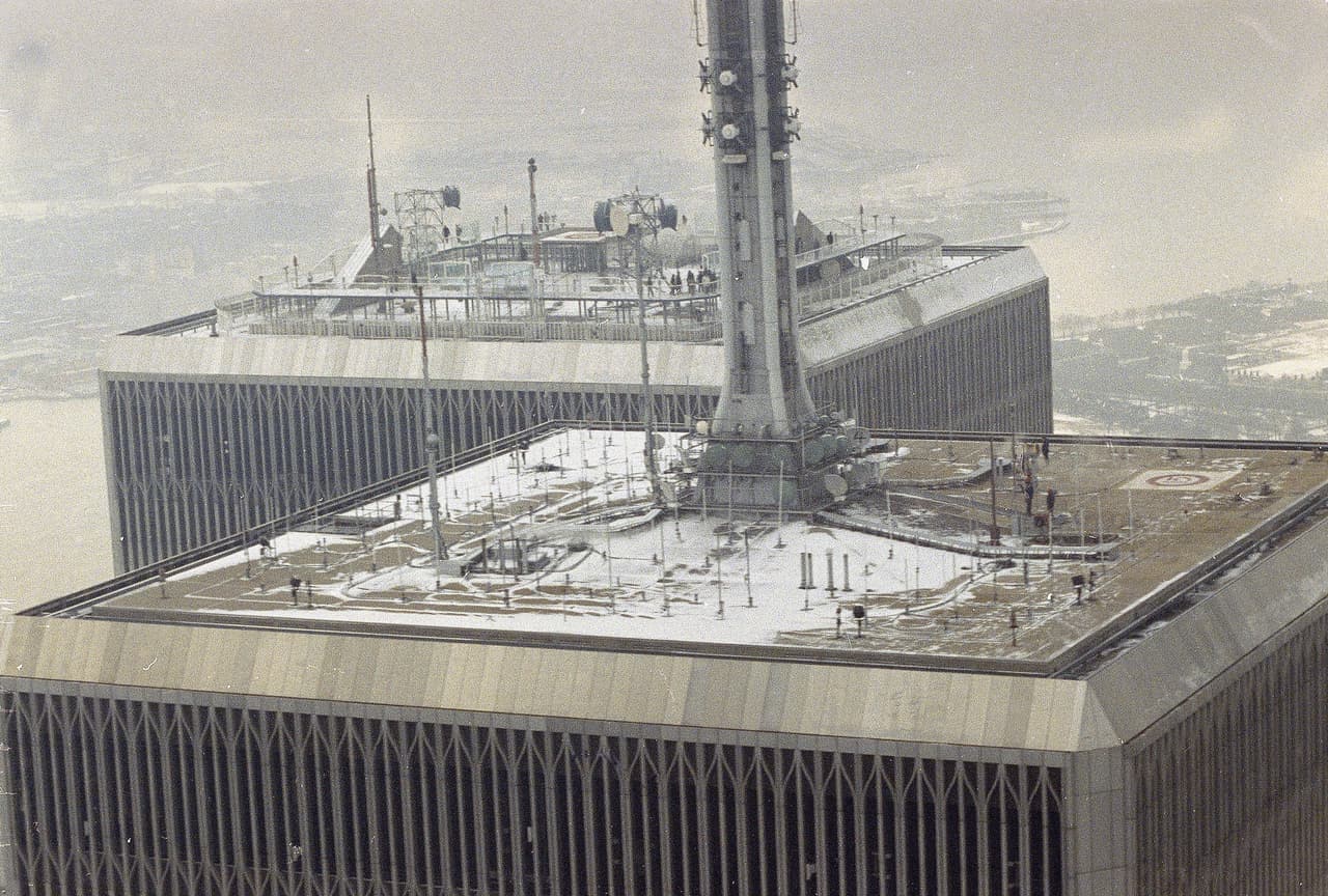 La explosión abrió un boquete de 30 metros de diámetro y reventó el techo del ferrocarril subterráneo. Cientos de trabajadores de los últimos pisos tuvieron que ser evacuados por la azotea.