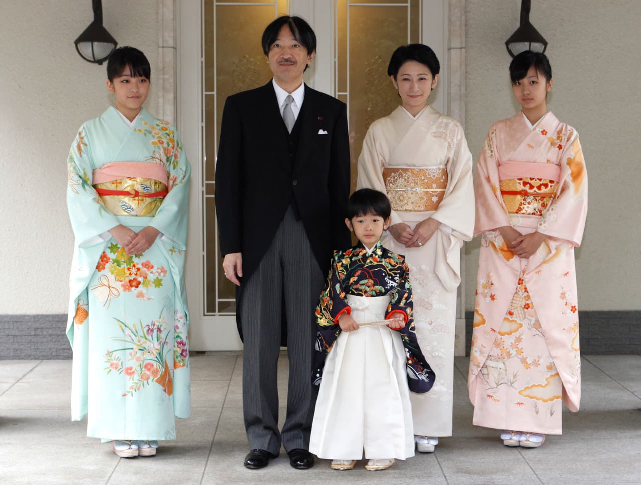 Mako, izquierda, es la primogénita del príncipe heredero Akishino, hermano del emperador Naruhito, segundo desde la izquierda. Ella tiene dos hermanos: Kako, derecha, e Hisahito, tercero desde la izquierda, también príncipe heredero al trono. La esposa de Akishino, la princesa Kiko, es la cuarta desde la izquierda.